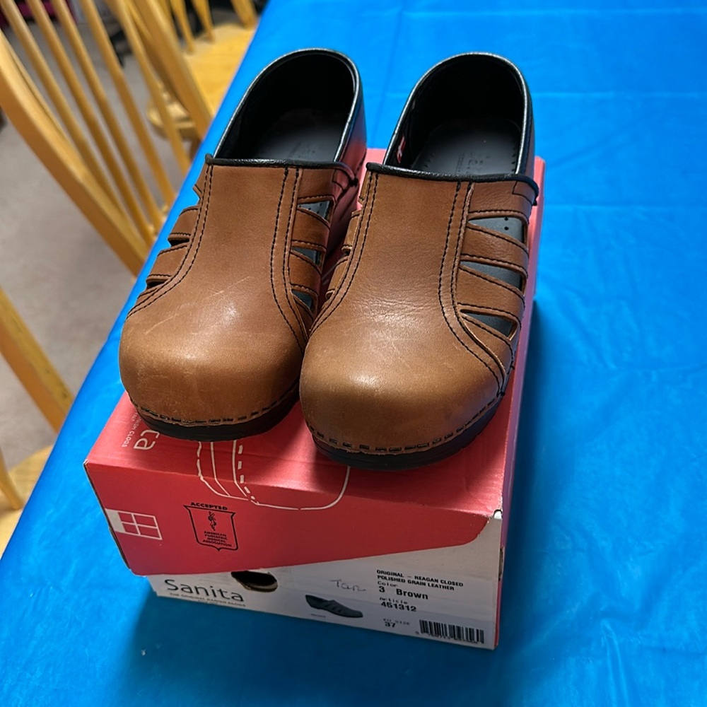 Sanita clogs, tan leather